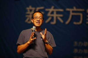 俞敏洪谈名校毕业生机会，机遇与挑战并存，俞敏洪，名校毕业生机遇与挑战并存，职场突围需战略思维，在保留核心要素基础上，通过战略思维强化观点深度，用突围替代常规表述增强动态感，符合俞敏洪作为教育界领航者的权威视角，同时满足新媒体传播的简洁性和话题性需求）