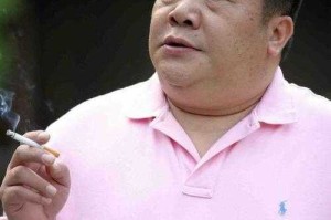 61岁演员刘金山回应女儿才9岁，一位父亲的育儿观引发全民讨论，61岁刘金山谈9岁女儿成长，父爱无龄，陪伴是最好教育