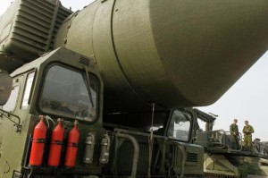 美国核武器部署英国的背景与动机，核威慑与同盟重构，美国核武器部署英国的战略动因与地缘政治逻辑