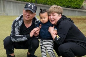 郭德纲携妻女亮相引发关注 家族温情画面曝光，郭德纲携妻女亮相引热议 家族温情画面首度公开