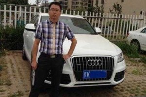 奥迪车主泡水事件引关注 公交站台办公成新焦点，奥迪泡水与站台办公并存折射城市治理新课题
