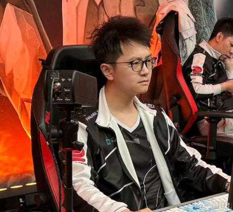 沉迷Dota的日常:游戏男生的真实生活