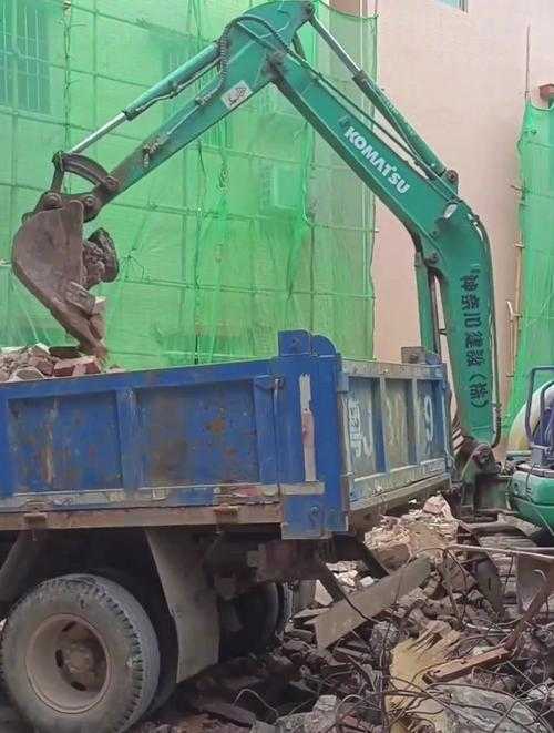 自建楼拆除事故现场直击，挖掘机被砸中瞬间全景还原