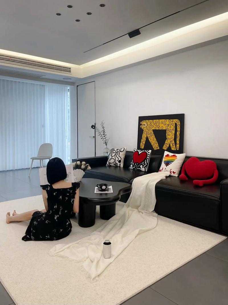 深夜打烊后的两人沙发时光