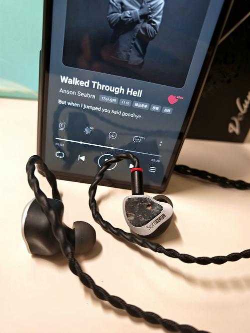 深夜私密电台:戴上耳机,独享成人专属声宴
