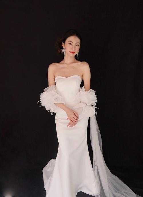 深白之美:纯净与优雅的艺术表达