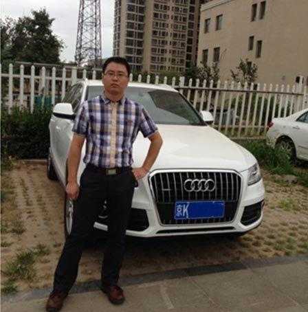 奥迪车主泡水事件引关注 公交站台办公成新焦点